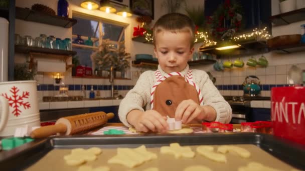 Happy Kid Gotowanie Kuchni Czasie Świąt Bożego Narodzenia Cute Little — Wideo stockowe