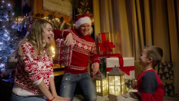 Glückliche Familien Tauschen Während Der Weihnachtsfeier Hause Geschenke Aus Junge — Stockvideo