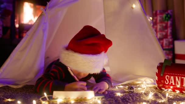 Närbild Porträtt Glad Fokuserad Söt Liten Pojke Stor Röd Santa — Stockvideo