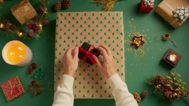 Boksdag Elegante Prestige Kerstcadeauverpakking Volwassen Mannelijke Handen Versieren Kerstcadeau Loving — Stockvideo