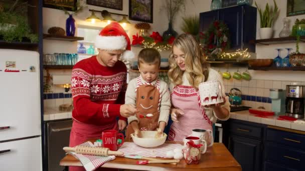 Bela Família Com Pequena Criança Prepara Biscoito Gengibre Conjunto Bonito — Vídeo de Stock