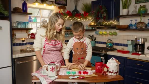Blondynka Mama Syn Dziecko Świątecznych Fartuchach Tematycznych Pieczenie Pierników Ciasteczka — Wideo stockowe