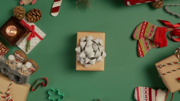 假日广告背景与旋转自上而下的观点雅致工艺纸制礼品盒与闪亮的银弓绿色背景 完美的网站和社交媒体活动 圣诞快乐的概念红色 — 图库视频影像
