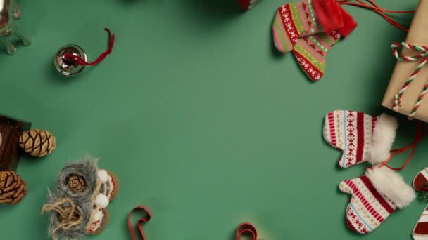新年のコンセプトは お祝いと休日のショッピングです キャンドル ファイアコーン レッドサンタのメールボックス クッキーの形状 赤色カメラで撮影された360度回転で回転するデッサン — ストック動画