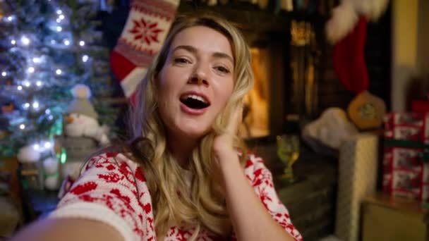 Widok Kamery Szczęśliwy Piękny Blondynka Kobieta Zimie Sweter Rekord Wideo — Wideo stockowe