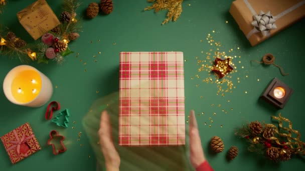 Üst Kattaki Renkli Noel Hediye Kutuları Birer Birer Yerleştirildi Nişan — Stok video