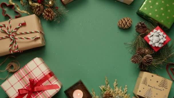 圣诞期间 中心空旷的区域被五彩缤纷的礼品盒围绕着 这些礼品盒上有红色和金色的缎带 背景黑暗贪婪 有复制空间 豪华礼物 节日短信 购物4K — 图库视频影像