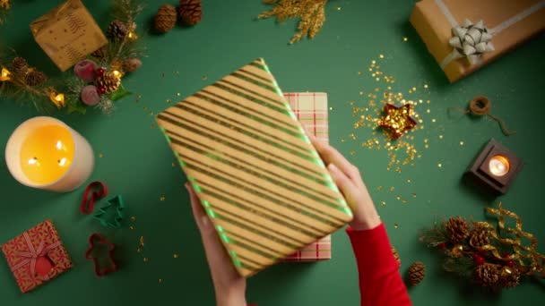 Proposta Surpresa Durante Época Festiva Natal Top Feminino Colocando Caixas — Vídeo de Stock