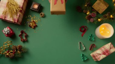 Arkadaşlar sunuculara yeşil arka plan veriyor. 2024 yılını kutlayan aile, 4K yılı. Evdeki Noel partisinde gençler sürpriz yapıyor. Erkek eller altın kutuda dişiye hediye veriyor.