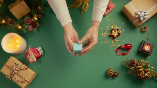 嫁给我的概念 订婚戒指顶部的蓝色盒子 男人在圣诞节假期或假期向女朋友求婚 用4K红色相机拍摄的剪手镜头 慢镜头 — 图库视频影像