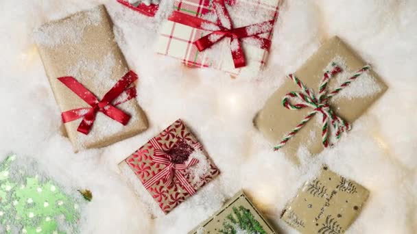Lätta Snöflingor Virvlande Ovanför Presentförpackningar Holiday Bakgrund Röda Och Vita — Stockvideo