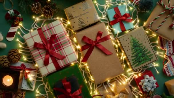 Vele Prachtige Geschenkdozen Kerstversieringen Onder Kerstboom Glanzende Bloemenslinger Lichten Gloeiend — Stockvideo