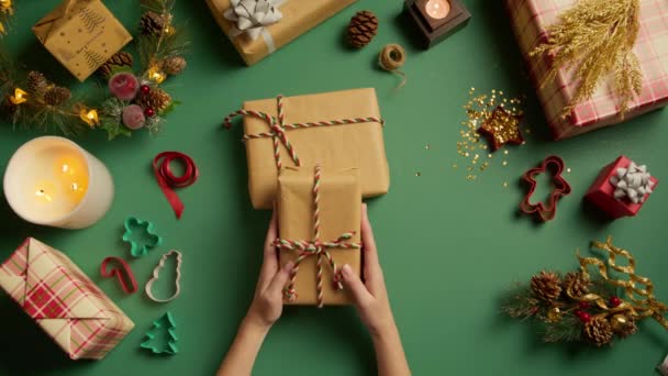 Weibliche Hände Legen Und Fertigen Weihnachtsgeschenke Bastelpapier Gewickelt Auf Einen — Stockvideo