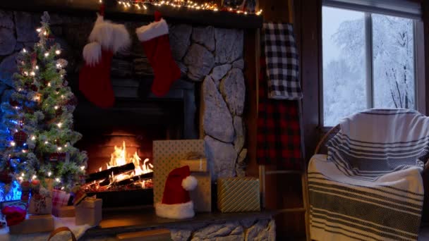 おもちゃ ギフト 現在の箱 軽いガーランド 照らされたランプで飾られる持続可能な再利用可能なクリスマス ツリー 火が燃えている暖炉 居心地の良いクリスマス クリスマスと新年のインテリアデコレーション — ストック動画