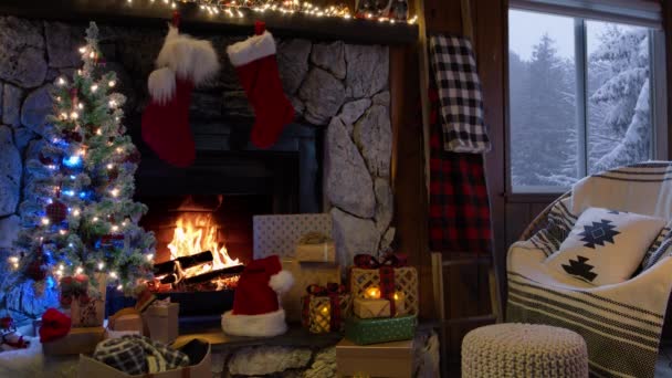 クリスマスと新年のインテリアデコレーション おもちゃ ギフト 現在の箱 軽いガーランド 照らされたランプで飾られる持続可能な再利用可能なクリスマス ツリー 火が燃える暖炉 居心地の良いクリスマス — ストック動画