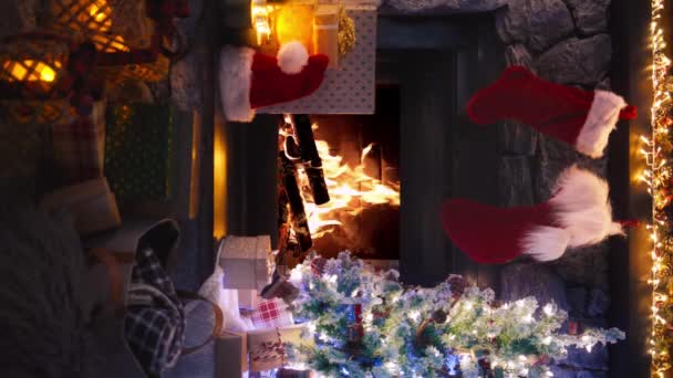 縦の眺め 居心地の良いクリスマスと新年のインテリアの装飾 おもちゃ ギフトボックス ライトガーランドで装飾された再利用可能なクリスマスツリー 燃える火と輝くイルミネーションの暖炉 — ストック動画