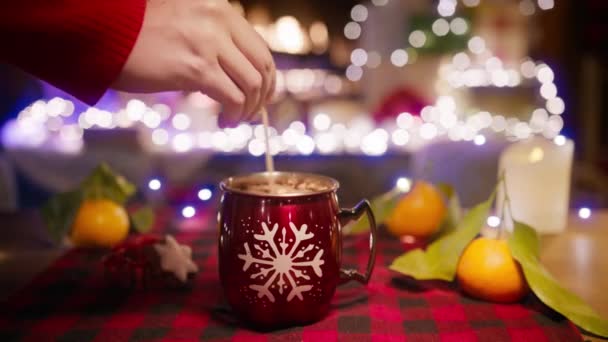 赤い光沢のある休日のマグカップで熱湯とマシュマロを混合する 冬の伝統的な飲み物 クリスマス休暇と新年2024年 ホットチョコレートドリンクをクローズアップビュー ホットココアレシピ — ストック動画