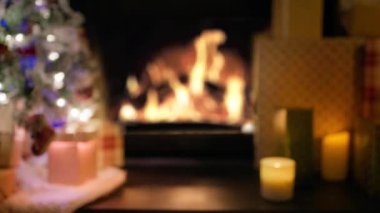 Bulanık fotokopi arkaplanı ve çözülmüş Noel atmosferi konsept görüntüleri. Parlak sarı şömineli güzel bir Noel videosu. Xmas ağacı süslemeli, iç mekan.