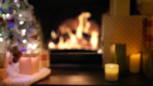 割り当てられたクリスマスの雰囲気の概念の映像が付いているぼやけのコピーの背景 明るい黄色の輝く暖炉でメリークリスマスの美しいビデオ 装飾されるXmasの木のライト ガーランド 屋内内部 — ストック動画