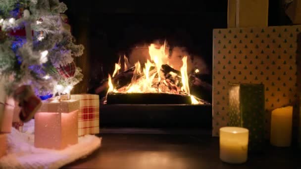 Frohe Weihnachten Schönes Video Mit Leuchtend Gelb Glühenden Kamin Weihnachtsbaum — Stockvideo