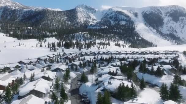 Paisaje Soleado Invierno Con Pueblo Montaña Estación Esquí Cabañas Montaña — Vídeo de stock