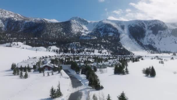 Idealna Zimowa Scena Zimowy Słoneczny Krajobraz Górską Wioską Ośrodku Narciarskim — Wideo stockowe