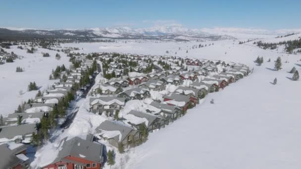 Casas Montanha Contemporâneas Cobertas Por Altas Nevascas Estância Esqui Mammoth — Vídeo de Stock