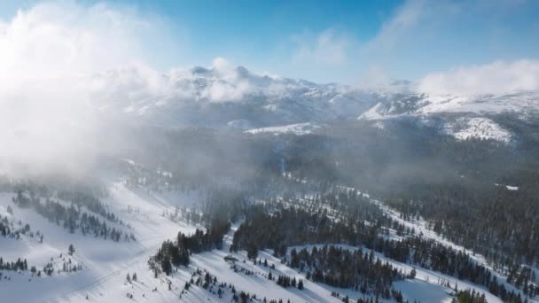 Epic Aérea Invierno Cubierto Nieve Montañas Que Rodean Mammoth Lakes — Vídeo de stock