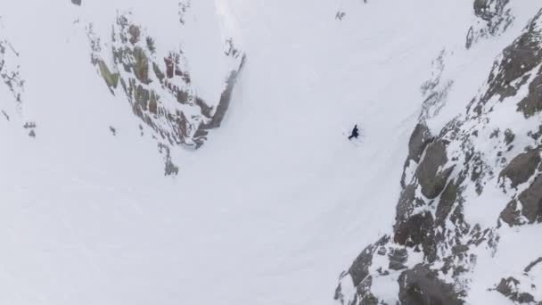 Epic Aérea Dos Esquiadores Que Bajan Alta Velocidad Por Empinada — Vídeos de Stock