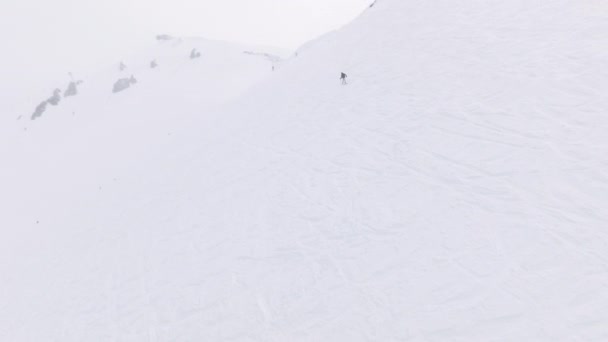 男子滑雪者在自由的猛犸湖山脉度假胜地全景 在猛犸象度假胜地 寒冷的冬日滑雪 滑雪者在冰川滑雪场的陡坡上高速滑行 — 图库视频影像