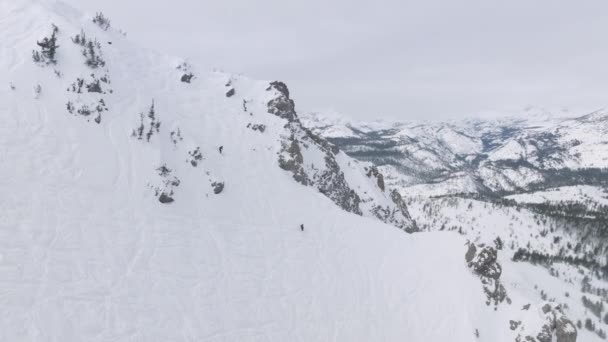 Letecký Pohled Extrémního Lyžaře Sjíždějícího Skalnatém Svahu Velkých Horách Bouřlivého — Stock video