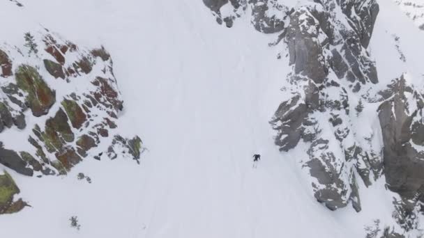 Dron Shora Dolů Pohled Extrémní Lyžaře Sjíždějící Skalnaté Sjezdovce Vzdušné — Stock video