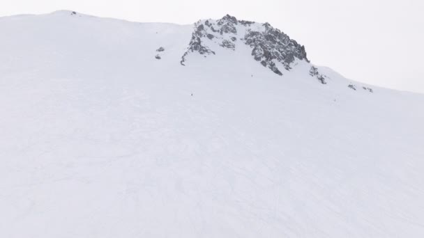 猛犸湖陡峭的滑雪场上的运动滑雪场跟踪男子运动员的无人机极限运动 滑雪场 专业滑行滑行者在雪地上快速转弯滑行的空中景观 — 图库视频影像