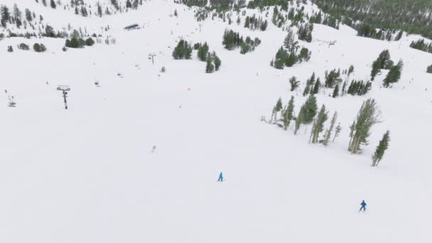 Ascensor Esquí Montaña Nieve Actividad Invernal Día Nublado Nublado Vistas — Vídeo de stock