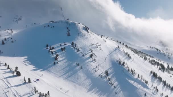 Imágenes Aéreas Aviones Tripulados Esquiadores Snowboarders Estación Mammoth Lakes Con — Vídeo de stock
