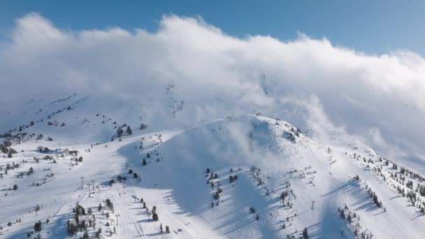 Nube Escénica Que Cubre Montaña Nevada Día Soleado Esquiadores Snowboarders — Vídeo de stock