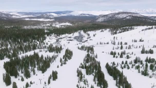 冬はマンモス湖リゾートでスキーやスノーボードをしています 雪山の風景に面したスキーエレベーター カリフォルニア州シエラネバダ州の冬季活動 — ストック動画
