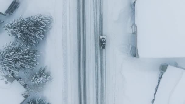 Aérea Cinematográfica Pueblo Montaña Nevada Tormenta Nieve Snowcat Quitando Nieve — Vídeos de Stock