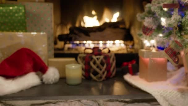 装飾されたクリスマスツリーと暖炉でクリスマスプレゼントの伝統的な赤と白の平紙で包まれたGifを交換する男女の手 自宅でメリークリスマスイブ — ストック動画