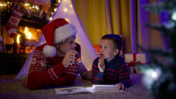 Vater Roter Nikolausmütze Mit Taschenlampe Verbringt Zeit Mit Süßem Jungen — Stockvideo