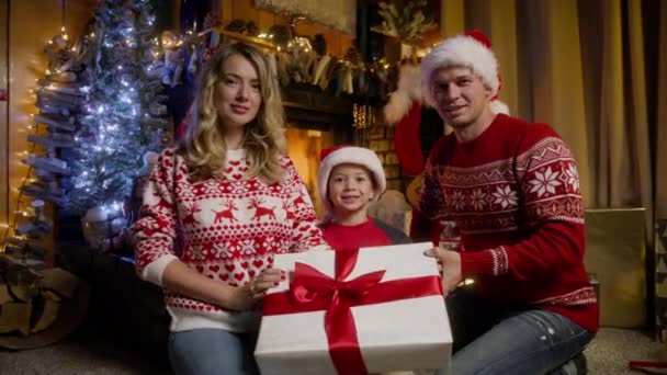Glückliche Familie Mit Kleinem Sohn Weihnachtsmützen Versammelten Sich Heiligabend Der — Stockvideo