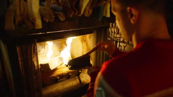 공기를 위하여 벨로우즈를 사용하는 남자의 시즌과 크리스마스 슬로우 오두막에서 아늑한 — 비디오