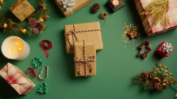 Верхний Вид Сих Пор Снимок Рождественских Подарков Ремесленной Бумаге Завернутой — стоковое видео
