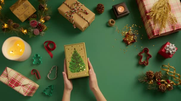 Weihnachtseinkäufe Hintergrund Top Frauenhände Legen Grüne Und Goldene Geschenkschachteln Mit — Stockvideo