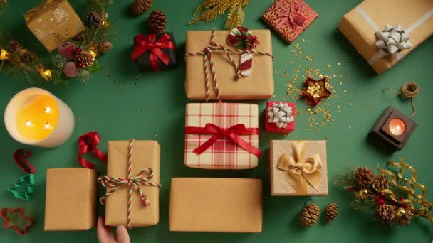 Новим Роком Різдвом Христовим Подарункові Коробки Чоловічі Руки Розміщують Багато — стокове відео