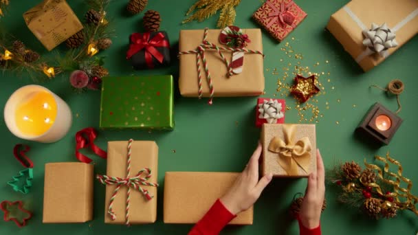 Feliz Ano Novo Caixas Presente Feliz Natal Mãos Femininas Colocando — Vídeo de Stock