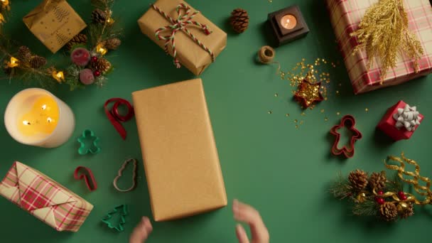 看女性的手与精美的圣诞礼物 假日带来购物 令消费者满意 销售背景为4K 上至下的年轻女子在金盒上完成闪亮丝带的弓 — 图库视频影像