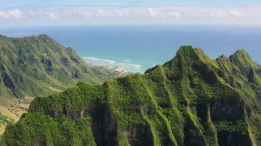 Yeşil Kualoa çiftlik tepelerinin üzerindeki destansı hava. Oahu adası helikopter manzaralı. Güneşli yaz gününde Hawaii adasının nefes kesici manzaraları. Açık hava macerası egzotik Hawaii adası. ABD Turizmi 4K