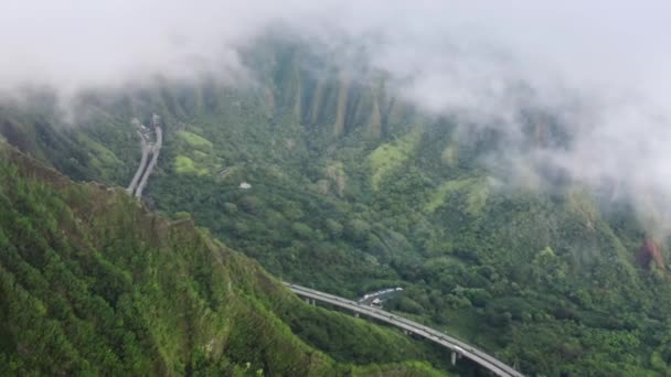 Drone Przelatujący Przez Chmury Landmark Widoki Natury Imponującej Drogi Transport — Wideo stockowe