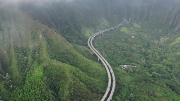 Drone Che Vola Attraverso Nuvole Sopra Epica Autostrada Tortuosa Lungo — Video Stock